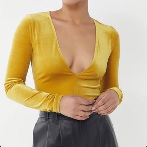 Women XS UO Urban Outfitters Bree Long Slv Deep V Gold Velvet Top Knit Blouse